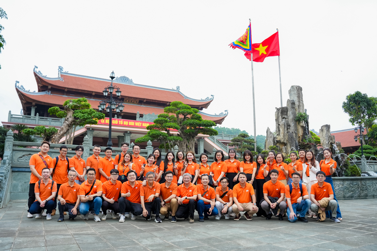 <p> <span>Đoàn iKhiến 2025 cùng anh Ngọc ghi lại những khoảnh khắc lưu niệm tại Nhà thờ tổ họ Bùi.</span></p>