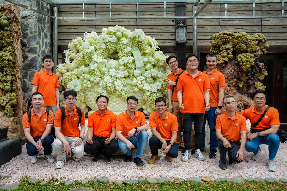 <p class="Normal" style="text-align:justify;"> Các thành viên trong đoàn thích thú chụp ảnh cùng các tác phẩm điêu khắc đá quý. Không chỉ được thiết kế tinh xảo, mỗi tác phẩm điêu khắc này còn mang theo những câu chuyện độc đáo, ly kỳ.</p>