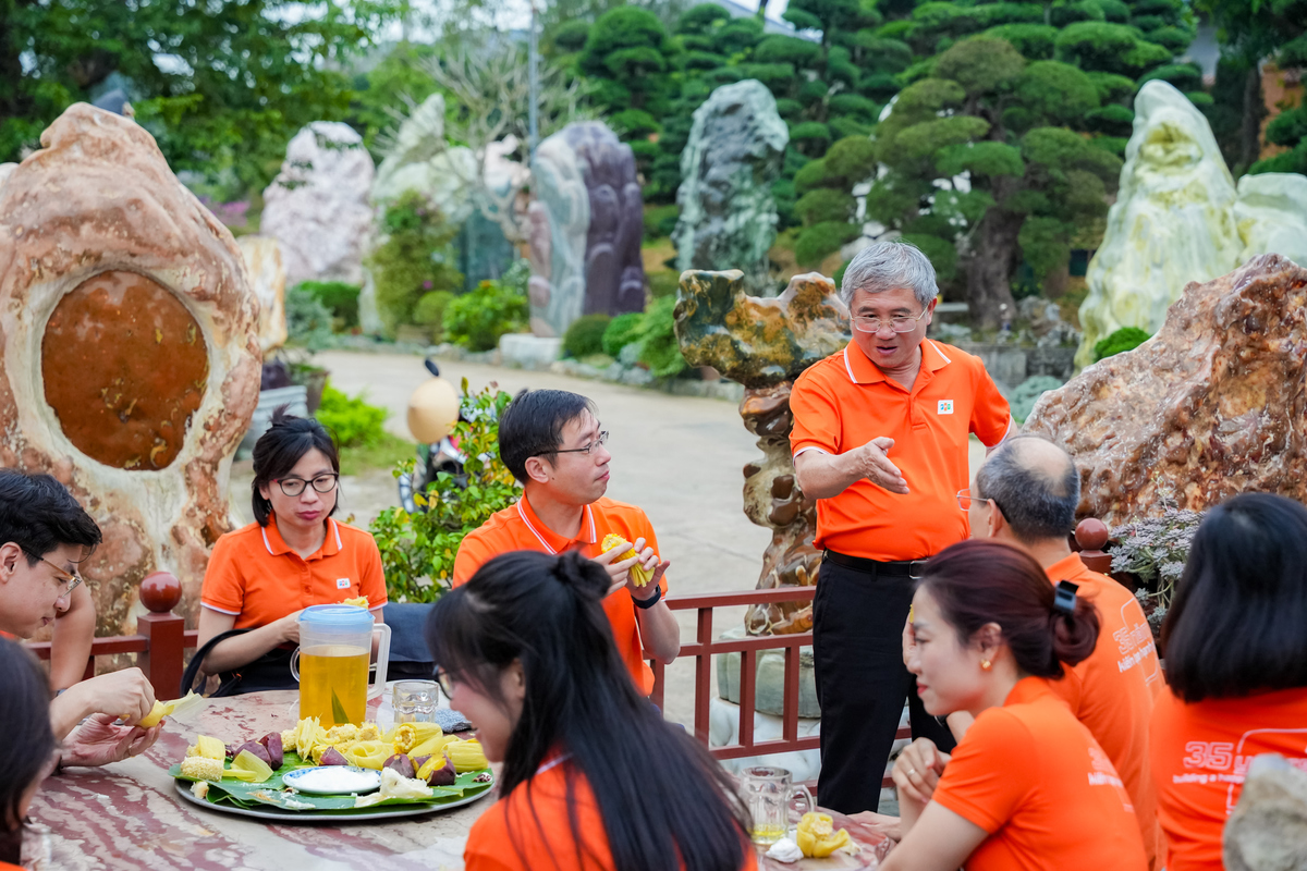 <p class="Normal" style="text-align:justify;"> Đoàn cũng không quên thưởng thức mâm cỗ "cây nhà lá vườn" do anh Ngọc chuẩn bị. Những thức quà dân dã như ngô, khoai, sắn vừa làm "ấm bụng" các thành viên, vừa mang lại cảm giác gần gũi, ấm áp.</p>