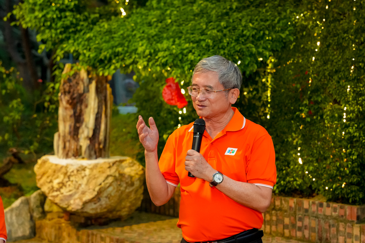 <p class="Normal" style="text-align:justify;"> Khai tiệc, anh Ngọc cùng cả đoàn hô vang khẩu hiệu đúng với tinh thần iKhiến: vui - khỏe - sáng tạo.</p>