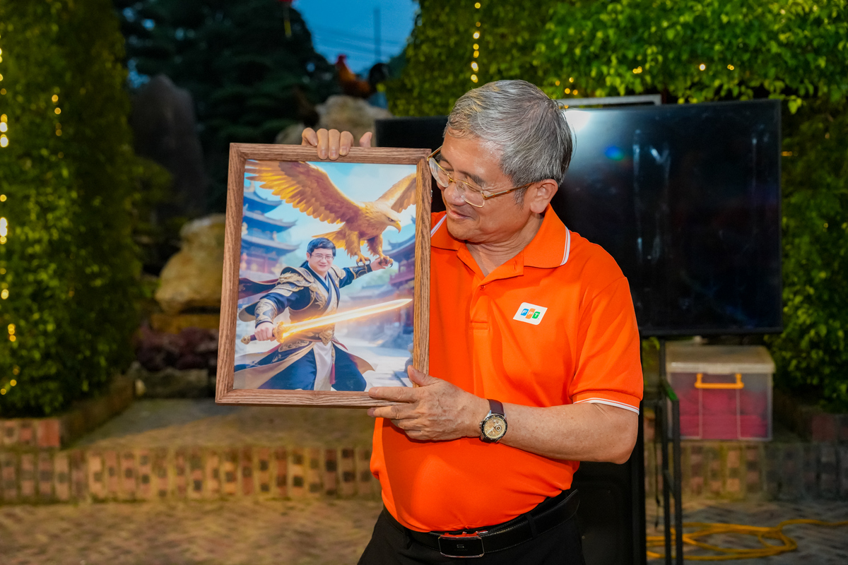 <p style="text-align:justify;"> Anh Phong gửi tặng anh Ngọc bức tranh về nhân vật Dương Quá mà anh rất yêu thích.</p>