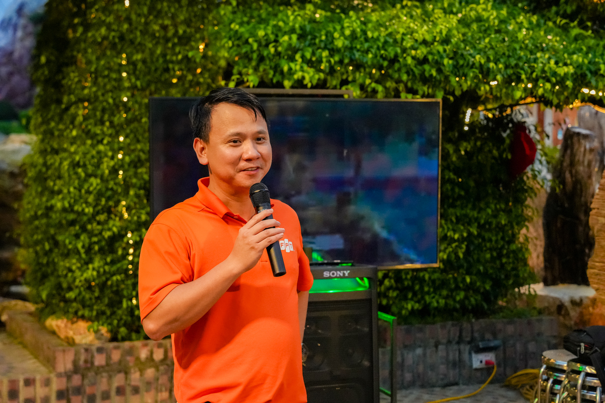 <p style="text-align:justify;"> Đại diện Ban tổ chức iKhiến, anh Nguyễn Xuân Phong, Giám đốc Công nghệ FPT, bày tỏ niềm xúc động xen lẫn tự hào khi cuộc thi bước sang năm thứ 10. Theo anh, sự thành công của iKhiến không chỉ mang lại giá trị kinh tế, giá trị thực tiễn mà còn nuôi dưỡng, lan tỏa văn hóa đổi mới sáng tạo tại FPT.<br /> <br /> "Con số 10 là một cột mốc tròn đầy và rất có ý nghĩa. Trong bóng đá, đây cũng là số áo gắn với những cầu thủ xuất sắc vì thế tôi kỳ vọng iKhiến 2026 sẽ ghi nhiều 'bàn thắng' với các sáng kiến đột phá", anh chia sẻ.<br /> <br /> Phát biểu này của anh Phong đã nhận được tràng pháo tay giòn giã từ các thành viên. Điều này cho thấy sự đồng lòng, người nhà F đã sẵn sàng bước vào mùa iKhiến 2026 với tinh thần bứt phá, cùng FPT khẳng định vị thế trên bản đồ công nghệ thế giới.</p>