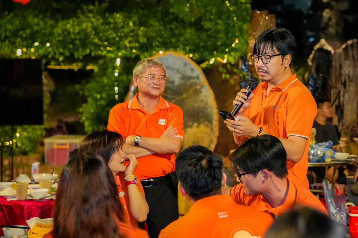 <p class="Normal" style="text-align:justify;"> Bữa tiệc tiếp nối với phần văn nghệ STCo - tiết mục không thể thiếu trong các buổi tụ họp của người FPT. Anh Đinh Tiến Dũng, Giám đốc Sáng tạo FPT Software và chị Phùng Thu Trang, Giám đốc Nhân sự FPT Telecom góp vui bằng những bài hát sôi động, mang đến không khí đầm ấm, thân tình.</p>