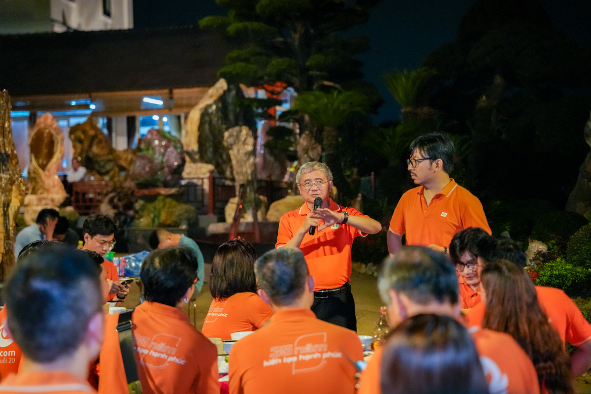 <p class="Normal" style="text-align:justify;"> Ở cuối chương trình, Phó Chủ tịch FPT khẳng định STCo là văn hóa đặc trưng, là cách để người nhà F thể hiện tình cảm, kéo gần khoảng cách giữa sếp và nhân viên, kéo gần khoảng cách giữa các thế hệ. Đặc biệt, chính tinh thần trào lộng của STCo đã nuôi dưỡng khả năng sáng tạo - yếu tố cốt lõi làm nên sức sống của iKhiến.</p> <p class="Normal" style="text-align:justify;"> <span>Anh Ngọc nhấn mạnh: "Các bạn phải giữ được sự trào lộng này, bởi những người trào lộng luôn có năng lực sáng tạo rất mạnh mẽ. Giữ STCo, giữ tinh thần say mê lao động cũng chính là cách chúng ta duy trì iKhiến - một phần quan trọng trong văn hóa FPT".</span></p>