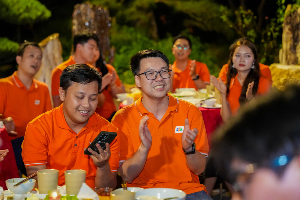 <p class="Normal" style="text-align:justify;"> Anh Khưu Trí Trung, Trưởng phòng Kinh doanh doanh nghiệp FPT Life, Viễn thông FPT &lpar;bên phải&rpar; cho biết điều anh ấn tượng nhất trong chuyến đi này là không khí đậm chất STCo. Theo anh, sự gần gũi trong cuộc gặp gỡ với anh Ngọc, các anh chị lãnh đạo và các bạn tham gia iKhiến là cách để "giữ lửa" văn hóa FPT. </p> <p class="Normal" style="text-align:justify;"> Chuyến đi này có rất nhiều câu chuyện hay, trở thành những bài học rất "sống" mà anh và các bạn có thể áp dụng ngay vào thực tế. Anh Trung chia sẻ: "Với iKhiến 2026, đây sẽ là nguồn cảm hứng quan trọng để mỗi thành viên không chỉ có ý tưởng hay, mà còn có đủ "chất" để theo đuổi ý tưởng ấy đến cùng".</p>