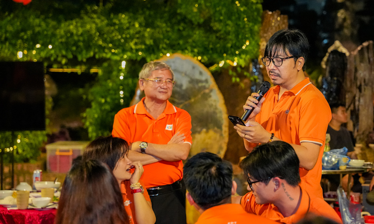 Món quà đặc biệt của anh Bùi Quang Ngọc dành cho các nhà sáng tạo iKhiến