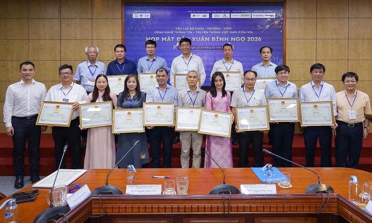 Nữ giảng viên nhà FPT nhận Bằng khen của Hội Tin học Việt Nam