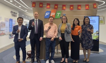 FPT tiếp đoàn Tổng Lãnh sự quán Mỹ thăm Trung tâm R&D về công nghệ cao và chip bán dẫn tại