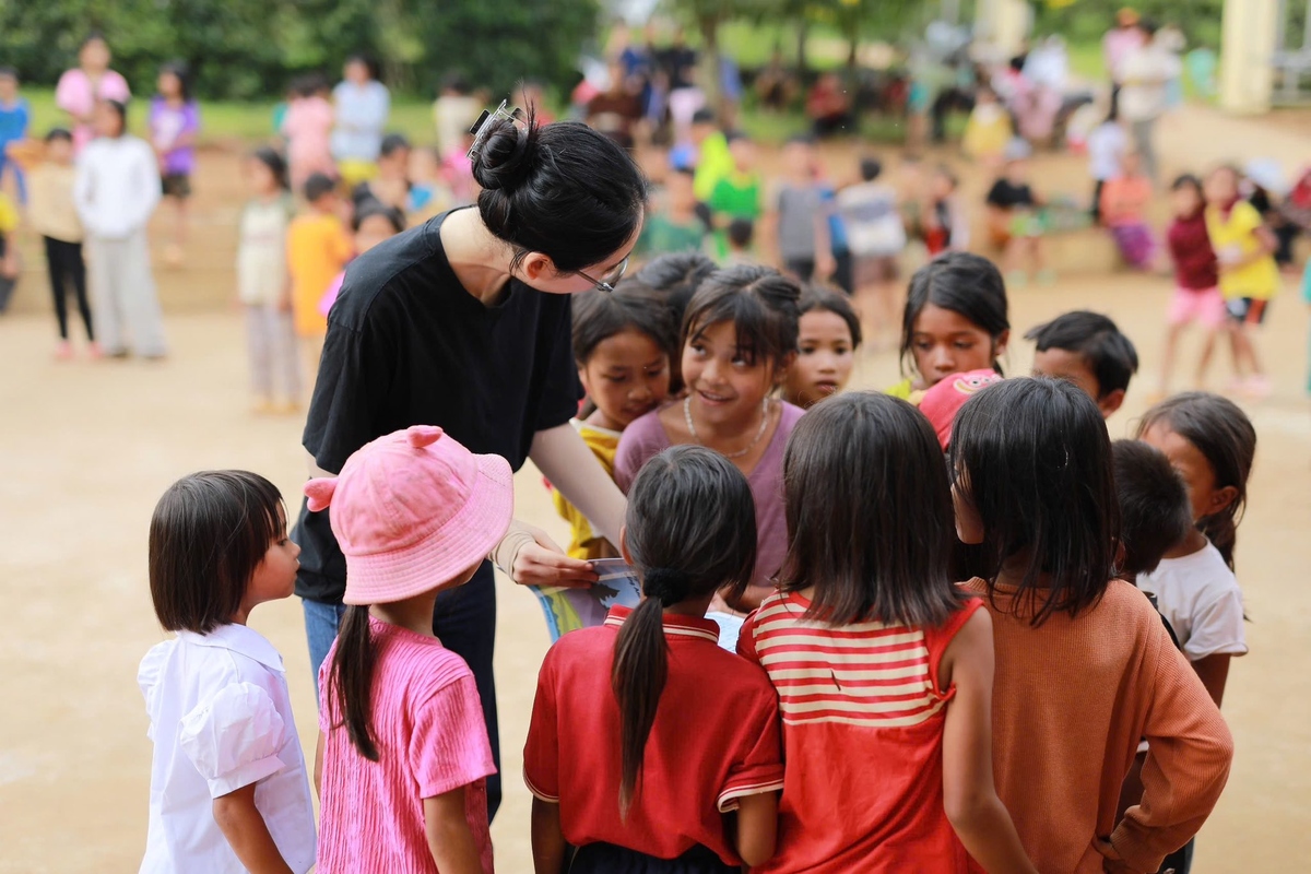 <p class="Normal"> Chia sẻ trên trang cá nhân sau một chuyến đi của "Tiếng Anh cho Em", Tâm Như bộc bạch: "Cuộc sống ở vùng cao vẫn còn nhiều khó khăn, thiếu thốn trăm bề, nhưng ngày hôm ấy, sân trường như bừng sáng. Các em không chỉ trân trọng món quà mà còn háo hức bước vào bài học đầu tiên về màu sắc. Thật bất ngờ, các em tiếp thu rất nhanh, chăm chú lắng nghe và ngoan ngoãn vô cùng, khiến chúng mình càng thêm tin tưởng vào hành trình gieo chữ này".</p>