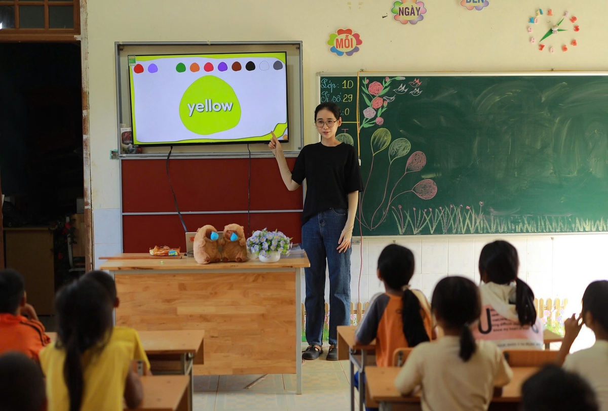 <p> Ngoài việc tặng sách, Tâm Như còn trực tiếp đứng lớp để dạy tiếng Anh cho các em nhỏ. </p>