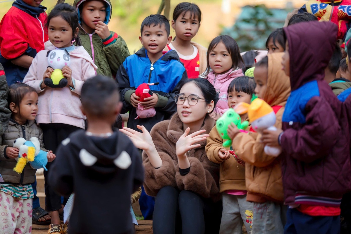 <p class="Normal"> Cô gái đến từ Huế sinh năm 2005, gây ấn tượng bởi vẻ đẹp tri thức và hành trình học tập - hoạt động nổi bật. Trước khi giành danh hiệu Á hậu 2, cô nàng là Hoa khôi trường Đại học FPT Đà Nẵng 2024; sở hữu IELTS 8.0 cùng nhiều thành tích đáng nể.</p>