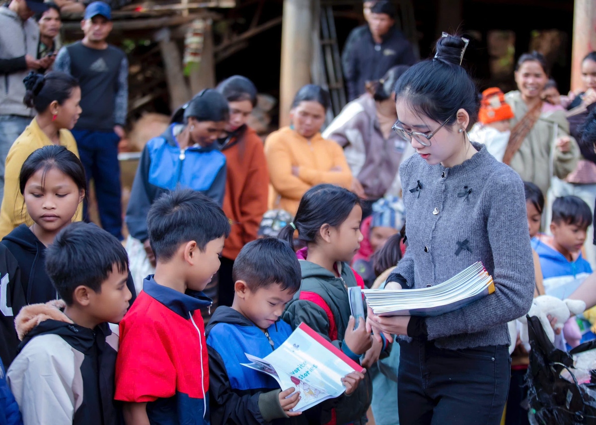 <p class="Normal"> Mỗi chuyến đi, "Tiếng Anh cho Em" đều mang những món quà nhỏ là những chú gấu bông ấm áp, bánh sữa và đặc biệt là những cuốn sách.  </p>