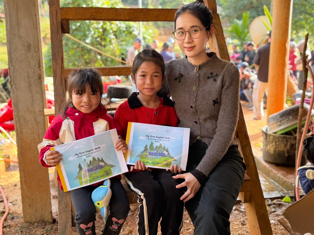 <p> <span>Bộ sách, tài liệu tiếng Anh này do chính Tâm Như và các cộng sự biên soạn, được tặng miễn phí cho các em nhỏ với thông điệp "Quyển sách tiếng Anh đầu tiên của em".</span></p>