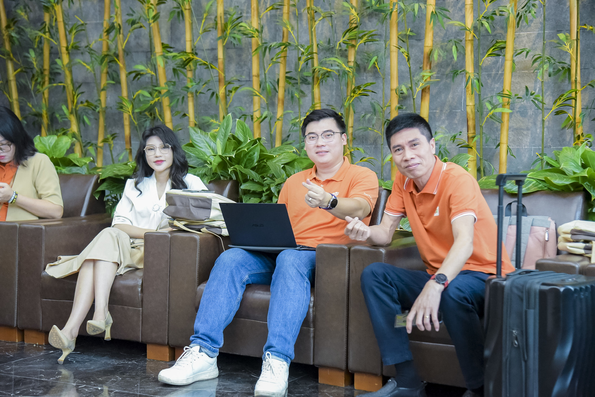 <p class="Normal" style="text-align:justify;"> Từ sáng sớm, không khí tại các "điểm cầu" đã rộn ràng. Các thành viên Top 100 không đi một mình, họ đi cùng người thân - những người sẽ cùng họ chia sẻ khoảnh khắc vinh danh đầy tự hào. Tiếng trò chuyện rôm rả, những lời giới thiệu về gia đình ấm áp khiến khoảng cách nhanh chóng được thu hẹp.</p>