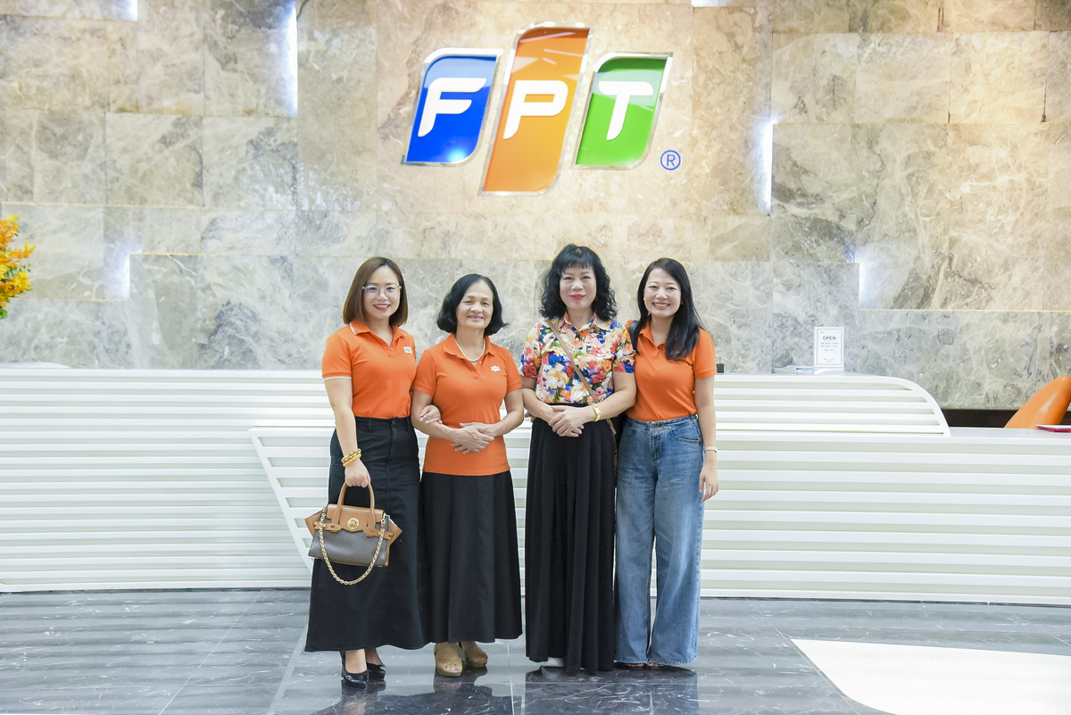 <p class="Normal" style="text-align:justify;"> Xuất phát từ FPT Tower Hà Nội, chị Vũ Thị Phương Thảo &lpar;đầu tiên, từ phải sang&rpar; - Trưởng phòng Quan hệ Doanh nghiệp & Cựu sinh viên, Trường Đại học FPT tại Hà Nội - cho biết đây là lần đầu tiên chị đưa mẹ đến thăm quan nơi chị làm việc trong suốt 15 năm qua. Với chị, chuyến đi đến Ninh Bình dự Top 100 FPT mang theo niềm tự hào: "Không phải lúc nào cũng có cơ hội được 'khoe' với mẹ về nơi mình làm việc. Điều này khiến tôi cảm thấy mình cần nỗ lực nhiều hơn nữa", chị Thảo xúc động chia sẻ.</p>