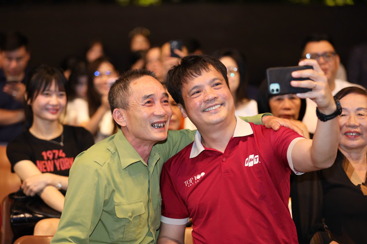 <p class="Normal" dir="ltr" style="text-align:justify;"> Ngay khi đoàn có mặt, Tổng giám đốc Nguyễn Văn Khoa đã ra tận cổng để đón từng người thân của các cá nhân xuất sắc. Anh đặc biệt quan tâm, chăm sóc và chuyện trò với các bác lớn tuổi. Với một trạng thái tinh thần rất tốt, Tổng giám đốc FPT đã hào hứng chụp ảnh lưu niệm cùng các gia đình trước giờ biểu diễn, tạo nên không khí gần gũi, ấm áp.</p>