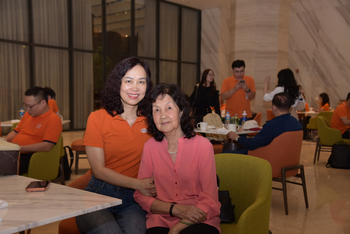 <p class="Normal" dir="ltr" style="text-align:justify;"> Trong không khí chào đón nồng hậu và chứa chan tình cảm đúng chất FPT, bác Ngô Thị Én nổi bật với nụ cười hiền và phong thái nhanh nhẹn. Ít ai biết bác chính là vị khách lớn tuổi nhất đoàn. Nhắc đến con gái Phạm Thị Hồng Vân &lpar;Trưởng phòng Kế toán FPT IS Hà Nội&rpar;, bác xúc động khi thành tích của con gái được Tập đoàn chia sẻ một cách trang trọng.<br /> <br /> Bác kể thêm: "Công việc bận rộn nên hai mẹ con cũng ít có cơ hội tâm sự. Tôi biết để đạt được giải thưởng này, con phải áp lực nhiều nhưng chưa bao giờ thấy con than vãn hay mệt mỏi".<br /> <br /> <span>Với chị Vân, điều đáng quý nhất ở Top 100 FPT không chỉ nằm ở khoảnh khắc vinh danh có mẹ chứng kiến mà còn là khoảng thời gian ở bên mẹ, cùng mẹ trải nghiệm những điều thú vị tại Ninh Bình.</span></p> <p class="Normal">  </p>