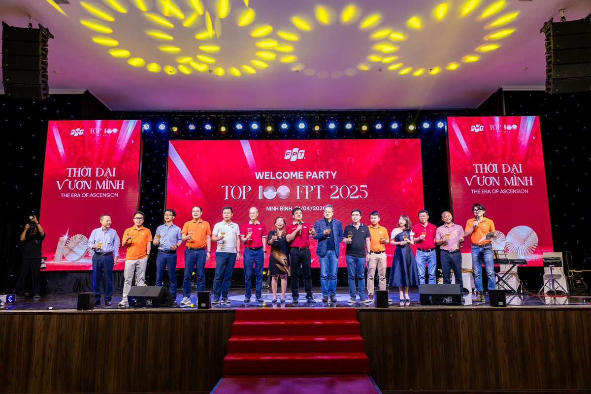 <p class="Normal" dir="ltr" style="text-align:justify;"> Tham gia tiệc tối cùng đoàn là Ban lãnh đạo FPT: Chị Trương Thanh Thanh, Thành viên Hội đồng sáng lập FPT; anh Nguyễn Văn Khoa, Tổng Giám đốc FPT, anh Nguyễn Thế Phương, Phó Tổng Giám đốc FPT; anh Phạm Minh Tuấn, Phó Tổng Giám đốc FPT kiêm Tổng Giám đốc FPT Software; anh Chu Quang Huy, Giám đốc Nhân sự FPT; anh Nguyễn Xuân Phong, Giám đốc Công nghệ FPT; anh Nguyễn Xuân Việt, Giám đốc Công nghệ thông tin FPT; chị Mai Thị Lan Anh, Giám đốc Truyền thông FPT; anh Nguyễn Hoàng Minh, Tổng giám đốc FPT IS; anh Ngô Mạnh Cường, Tổng Giám đốc FPT Online và anh Lê Hùng Cường, Tổng giám đốc FPT Digital.</p> <p class="Normal">  </p>