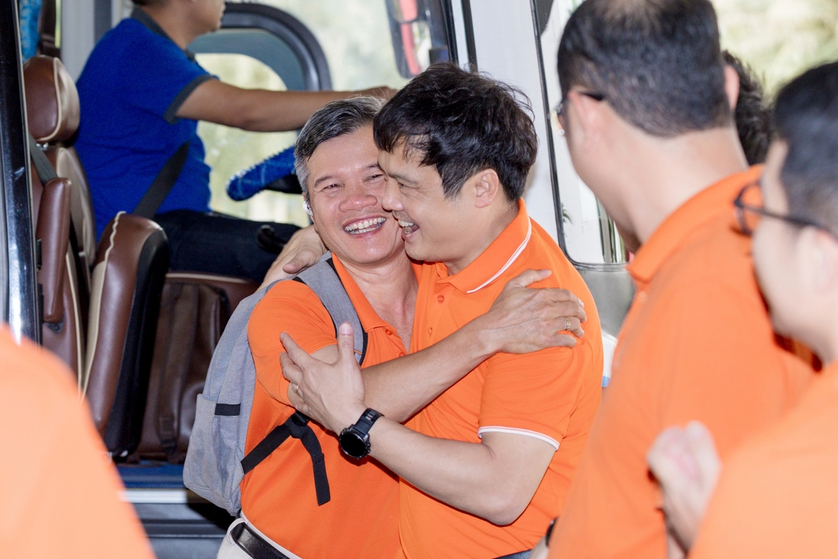 <p class="Normal" dir="ltr"> Đúng 13h30 chuyến xe đầu tiên chở đoàn Top 100 FPT 2025 đã cập bến khách sạn Pullman. Thời tiết Ninh Bình như chiều lòng người, đón đoàn bằng tia nắng nhẹ và những cơn gió dễ chịu.</p> <p class="Normal" dir="ltr"> Có mặt tại sảnh từ sớm để chào đón những cá nhân xuất sắc nhất năm 2025 - đại diện cho hơn 86.000 nhân sự nhà F là Tổng giám đốc FPT Nguyễn Văn Khoa, Phó Tổng giám đốc FPT Nguyễn Thế Phương, Giám đốc Nhân sự FPT Chu Quang Huy, Giám đốc Công nghệ FPT Nguyễn Xuân Phong, Giám đốc Công nghệ Thông tin FPT Nguyễn Xuân Việt, Giám đốc Truyền thông FPT Mai Thị Lan Anh, Tổng giám đốc FPT IS Nguyễn Hoàng Minh, Tổng giám đốc FPT Online Ngô Mạnh Cường, Tổng giám đốc FPT Digital Lê Hùng Cường, Chánh Văn phòng FPT Phạm Ngọc Anh.</p>