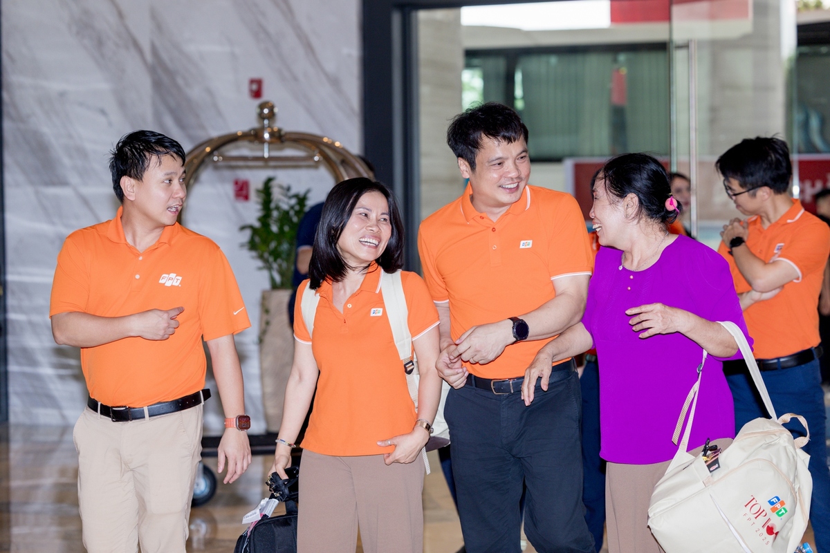 <p class="Normal" style="text-align:justify;"> Trong tiếng vỗ tay chào đón nồng nhiệt, những cái bắt tay thân tình, các anh chị trong ban lãnh đạo gửi gắm lời chúc mừng, lời cảm ơn đến Top 100 FPT cũng người thân, chúc cả đoàn sẽ có những trải nghiệm đáng nhớ tại Ninh Bình.</p>