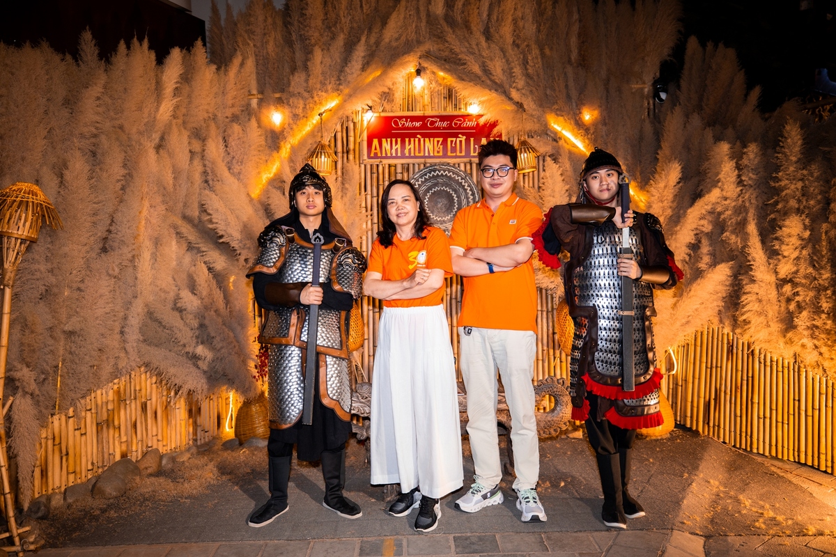 <p class="Normal" dir="ltr" style="text-align:justify;"> Sau bữa tiệc tối ấm cúng, đoàn Top 100 FPT cùng gia đình di chuyển tới Phố cổ Hoa Lư để thưởng thức show xiếc thực cảnh Anh Hùng Cờ Lau - “điểm chạm” văn hóa đầu tiên trong hành trình khám phá Ninh Bình.</p>