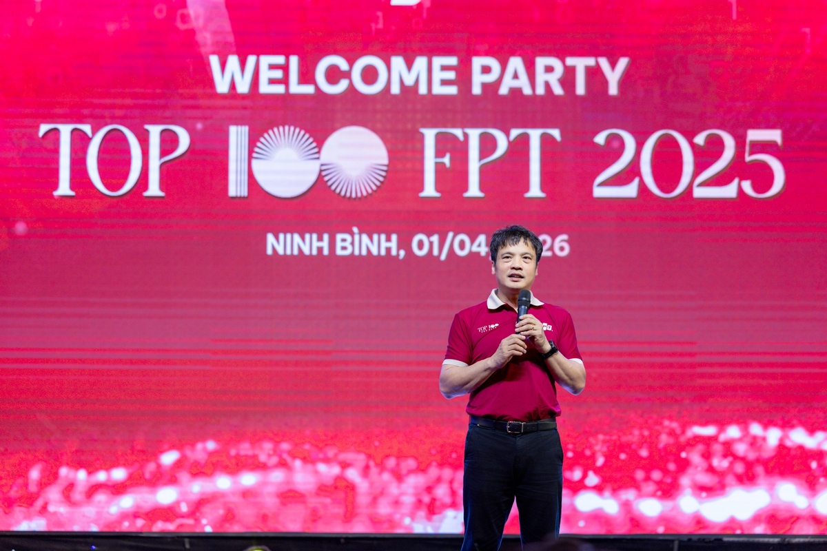 <p class="Normal" dir="ltr" style="text-align:justify;"> Thay mặt Ban lãnh đạo, anh Nguyễn Văn Khoa - Tổng Giám đốc FPT - gửi lời chào mừng tới Top 100 FPT và gia đình. Anh ví bữa tiệc như một bữa tối “đạm bạc nhưng ấm cúng”, mang đúng tinh thần FPT: gần gũi, chân thành và không khoảng cách. Anh bày tỏ mong muốn mỗi thành viên đều có thể cảm nhận trọn vẹn sự thân tình ấy, đồng thời nhắn nhủ mọi người sau buổi tối ngày hôm nay nghỉ ngơi, giữ sức để sẵn sàng cho lịch trình nhiều hoạt động và ý nghĩa trong ngày mai.</p> <p class="Normal" dir="ltr" style="text-align:justify;"> Để chính thức khai tiệc, anh Khoa cùng các lãnh đạo FPT, lãnh đạo CTTV, đặc biệt là Tam hậu: Nguyễn Thế Quang, Hasegawa Yoji và Trần Phong Lãm bước lên sân khấu, nâng ly, cùng hô vang câu khẩu hiệu quen thuộc: “Đồng bọn mình”. Ở dưới sân khấu, cả đoàn cùng đứng dậy nâng ly, tạo nên khoảnh khắc đồng lòng, vừa vui nhộn vừa gắn kết.</p>