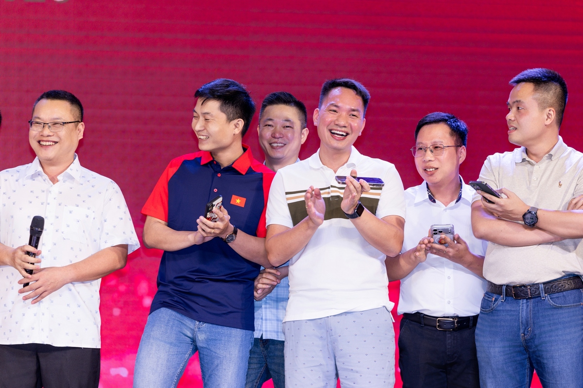 <p class="Normal" dir="ltr" style="text-align:justify;"> Điểm đặc biệt của buổi tối không chỉ nằm ở phần nghi lễ, mà còn ở những tiết mục văn nghệ ngẫu hứng, đậm chất STCo do chính các thành viên Top 100 FPT thể hiện.<br /> <br /> Không cần kịch bản cầu kỳ, chính sự tự nhiên, hào hứng và “chất riêng” của người nhà F đã biến sân khấu thành nơi lan tỏa năng lượng nhiệt huyết. Không còn ranh giới giữa người FPT và người thân, tất cả đã hòa vào âm nhạc cùng không khí gần gũi, thân tình.</p>