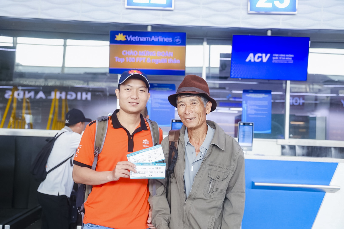 <p class="Normal" style="text-align:justify;"> Tại Đà Nẵng, anh Nguyễn Bá Thiện &lpar;Trưởng phòng Kinh doanh, Trung tâm Sài Gòn 16, Viễn thông FPT&rpar; xuất hiện cùng bố là chú Nguyễn Kiều. Ở tuổi gần 70, chú Kiều không giấu được sự hồi hộp xen lẫn xúc động khi đây là lần đầu tiên chú đi máy bay. "Dù chân yếu, nhưng được vợ con động viên, tôi cố gắng tham gia chuyến đi này. Tôi mong được tận mắt chứng kiến khoảnh khắc con trai mình được nhận giải thưởng", chú Kiều chia sẻ, ánh mắt ánh lên niềm tự hào sâu sắc.</p>