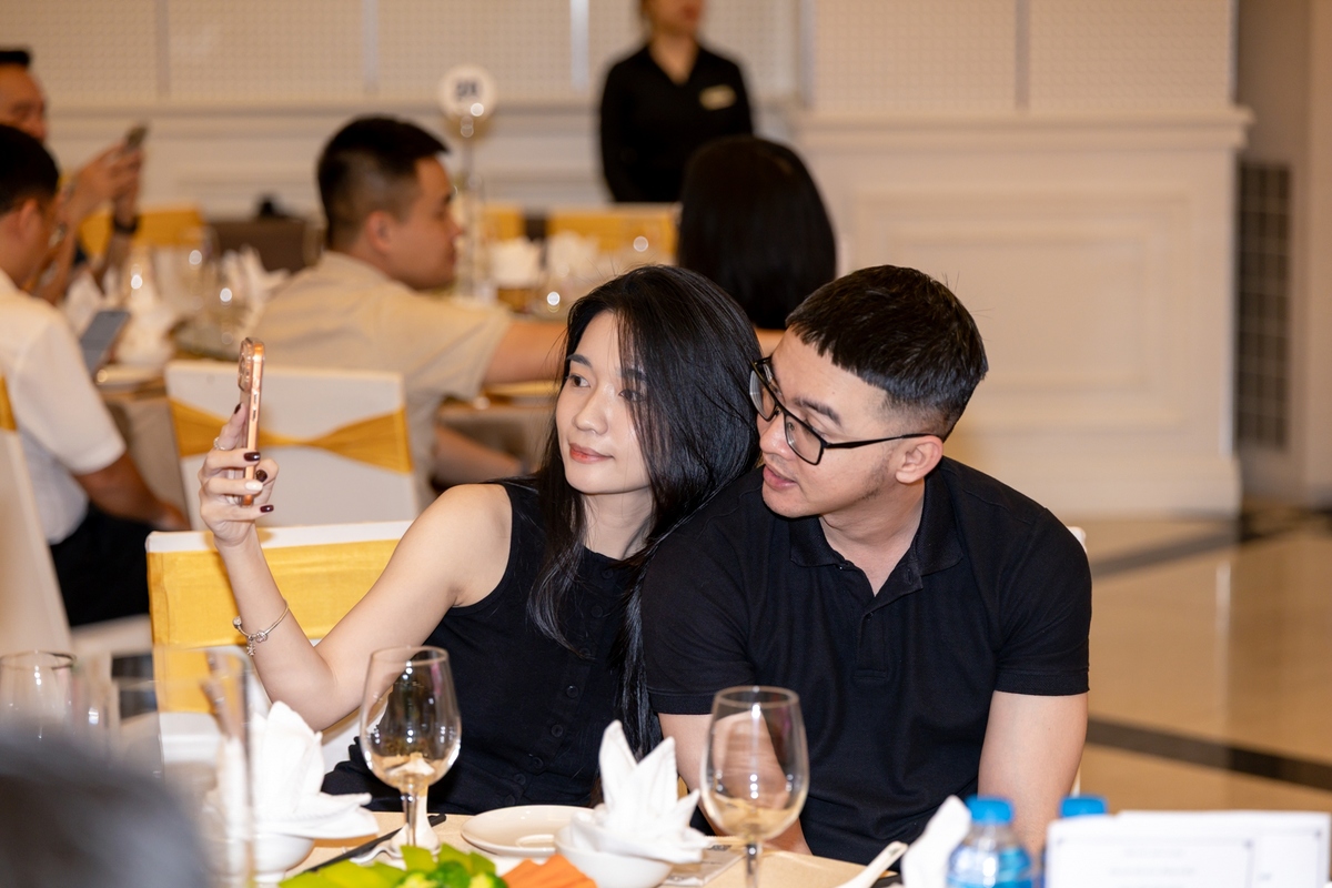 <p class="Normal" dir="ltr" style="text-align:justify;"> Tại sảnh tiệc, dàn nhạc nhẹ cất lên những giai điệu quen thuộc, kết hợp giữa hiện đại và âm hưởng truyền thống, tạo nên một không khí ấm áp, gần gũi như một buổi sum họp gia đình. Trong không gian ấy, Top 100 FPT và người thân thoải mái trò chuyện, lưu lại những bức hình kỷ niệm. Sau một ngày đồng hành, những khoảng cách ban đầu dường như đã được rút ngắn, thay vào đó là sự cởi mở và gắn kết.</p>