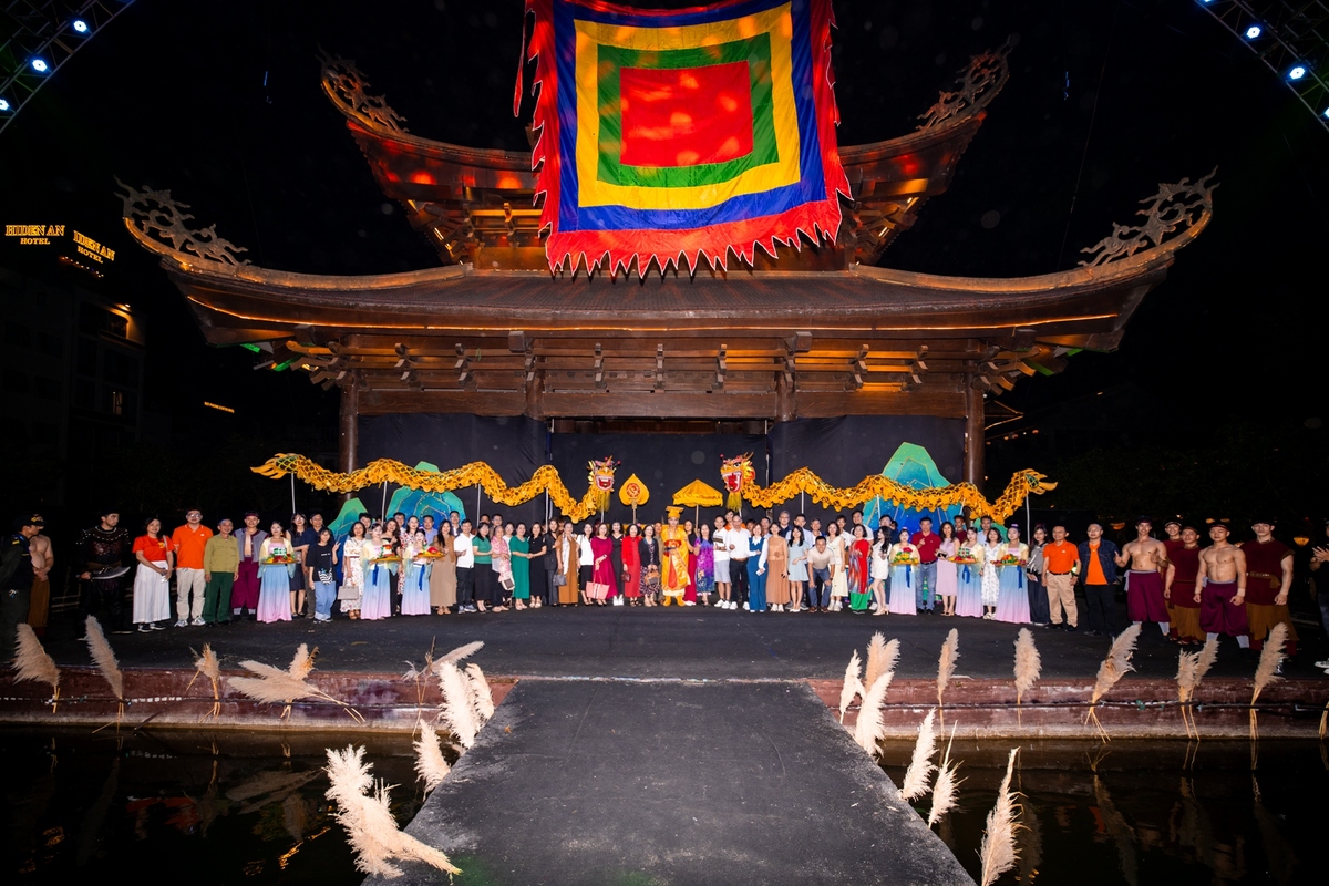 <p class="Normal" dir="ltr" style="text-align:justify;"> Ngày đầu tiên của Top 100 FPT 2025 khép lại trọn vẹn với nhiều cảm xúc. 100 cá nhân xuất sắc cùng gia đình đã được chào đón bằng tình cảm ấm áp, thân tình, để lại nhiều kỷ niệm đáng nhớ tại hành trình vinh danh tại Ninh Bình.</p> <p class="Normal">  </p>