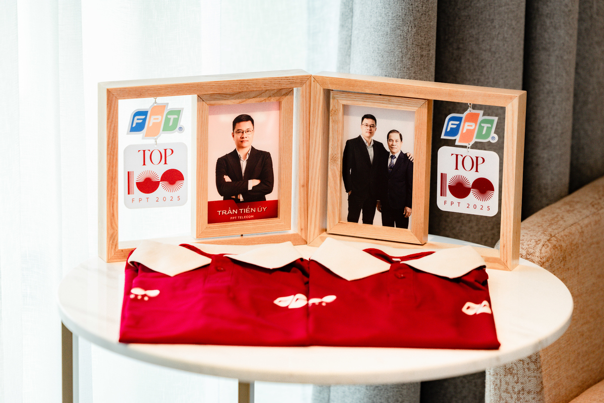 <p class="Normal" dir="ltr" style="text-align:justify;"> Ngay khi bước vào phòng, các thành viên không khỏi bất ngờ trước món quà chào mừng được chuẩn bị chỉn chu. Thay cho lời chào ấm áp là thiệp có in ảnh từng thành viên cùng chiếc áo phiên bản giới hạn của Top 100 FPT 2025. Đây sẽ là chiếc áo đồng hành các thành viên trong suốt chuyến đi lần này, thể hiện cho sự gắn kết, gần gũi của người FPT.</p>