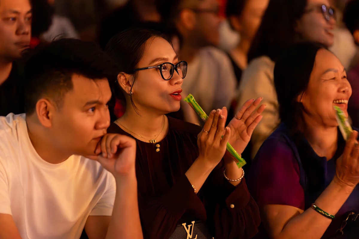 <p class="Normal" dir="ltr" style="text-align:justify;"> Trong không gian cổ kính của sân Thủy đình, chương trình mở màn bằng lời chào trang trọng dành riêng cho đoàn Top 100 FPT như một cách tri ân những cá nhân xuất sắc và người thân đã đồng hành phía sau họ. Dưới ánh trăng phản chiếu trên mặt nước, sân khấu hiện lên huyền ảo, đưa đoàn FPT ngược dòng lịch sử, nơi những bụi cỏ lau hóa thành chiến địa, ngọn lau trở thành gươm giáo để vị anh hùng Đinh Bộ Lĩnh dẹp loạn 12 sứ quân, khai mở triều đại Đại Cồ Việt.</p> <p class="Normal" style="text-align:justify;">  </p> <p class="Normal" dir="ltr" style="text-align:justify;"> Sự kết hợp nhuần nhuyễn giữa nghệ thuật, âm nhạc và võ thuật đã tái hiện một giai đoạn hào hùng của dân tộc, khơi dậy niềm tự hào về tinh thần dựng nước và giữ nước. Thông qua show diễn, FPT mong muốn lan tỏa tinh thần yêu nước và khát vọng cống hiến cho hành trình “vươn mình” của dân tộc.</p>