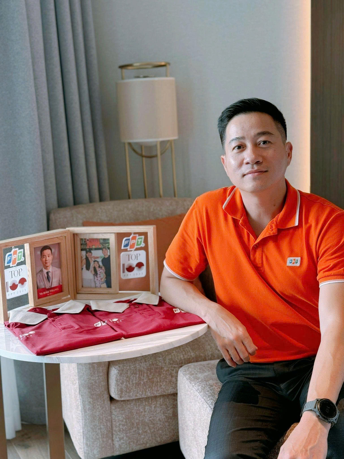 <p class="Normal" dir="ltr" style="text-align:justify;"> Anh Tạ Bảo Trung &lpar;Giám đốc Phát triển kinh doanh Khối Chính phủ, FPT IS&rpar; cũng vô cùng nhanh tay chụp lại khoảnh khắc đầu tiên tại Ninh Bình. Đó là hình ảnh món quà chào mừng được đặt ngay ngắn trên bàn. Với anh, từng hành động rất nhỏ, từng món quà dành cho Top100 FPT đều xuất phát từ sự trân trọng đến từ Ban Tổ chức, khiến anh cảm thấy ấm áp, gần gũi và sẵn sàng cho lịch trình tiếp theo.</p> <p class="Normal">  </p>