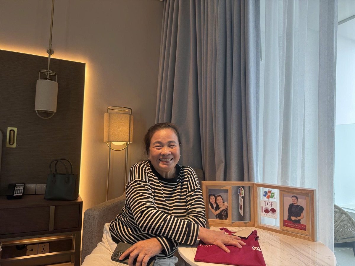 <p class="Normal" dir="ltr" style="text-align:justify;"> Cầm trên tay món quà, cô Lưu Thị Sự - mẹ chị Trương Hồng Công &lpar;Trưởng phòng Công tác sinh viên, Trường Đại học FPT tại Đà Nẵng&rpar; - nhanh chóng chụp ảnh "check in". Với nụ cười tươi và ánh mắt đầy yêu thương, cô ngắm nghía thật kỹ tấm ảnh của con gái và đọc thiệp chào đón của Tổng Giám đốc FPT Nguyễn Văn Khoa. Với người làm cha mẹ, hạnh phúc không chỉ là khi thấy con thành công, mà còn cảm nhận những cống hiến, nỗ lực của con mình được trân trọng,</p> <p class="Normal">  </p>