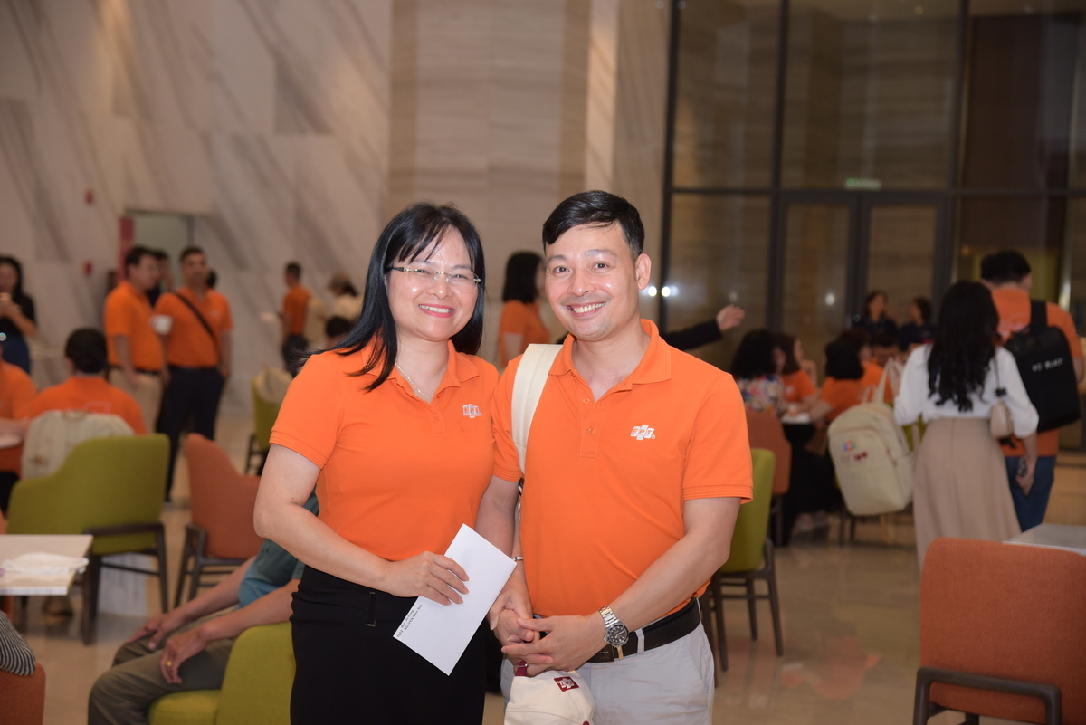 <p class="Normal" dir="ltr" style="text-align:justify;"> Trong đoàn Top 100 FPT năm nay còn có cặp vợ chồng với câu chuyện đặc biệt. Đó là anh Nguyễn Ngọc Sơn, Quản trị dự án phần mềm Phòng Phát triển và Vận hành dịch vụ số, FPT Software. Người đồng hành với anh vừa là vợ, vừa là đồng nghiệp lâu năm tại nhà Phần mềm.<br /> <br /> Với nụ cười đầy tự hào, anh Sơn cho biết mình đã gắn bó với FPT 15 năm trong khi vợ anh thâm niên còn lâu hơn - 20 năm. Dù kém tuổi nghề nhưng anh lại được danh hiệu Top 100 trước. Kết quả bất ngờ này cũng trở thành động lực để vợ anh đặt mục tiêu năm sau cũng góp mặt trong danh sách Top 100 để cân bằng "thành tích" với chồng.</p>