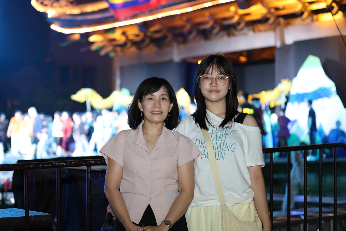<p class="Normal" dir="ltr" style="text-align:justify;"> Thưởng thức chương trình cùng con gái, chị Trần Thị Thấm &lpar;Trưởng phòng Tuyển sinh Sau đại học TP.HCM, Viện Quản trị và Công nghệ FSB&rpar; chia sẻ đây là lần đầu tiên hai mẹ con cùng xem một show diễn mang đậm yếu tố lịch sử như vậy.<br /> <br /> “Tôi có đọc review trước, nhưng khi trực tiếp xem, tôi và con gái bị cuốn vào câu chuyện đậm chất sử thi, hào hùng về vị anh hùng dân tộc. Khi xem show cùng con gái, tôi cũng cảm thấy xúc động hơn nhiều”, chị nói.<br /> <br /> <span>Trong khi đó, con gái chị Thấm là bạn Phạm Trần Khánh Vy bày tỏ sự hào hứng: “Lần đầu đi cùng công ty của mẹ mà được xem một chương trình hoành tráng như thế này, em đã hiểu thêm về bối cảnh lịch sử một thời vàng son của dân tộc. Em cũng rất chờ đợi những hoạt động hấp dẫn của chương trình ngày mai”, Vy chia sẻ.</span></p>