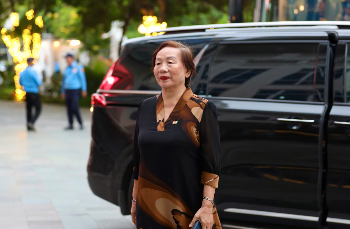 <p class="Normal" style="text-align:justify;"> Buổi tối đầu tiên tại Ninh Bình, Top 100 FPT cùng gia đình tham gia buổi tiệc chào đón tại Khách sạn Ninh Bình Legend. Dẫn đầu đoàn là chị Trương Thanh Thanh, Thành viên Hội đồng sáng lập FPT và anh Phạm Minh Tuấn, Phó Tổng Giám đốc FPT. Anh chị đến từ sớm để gặp gỡ, giao lưu với các thành viên trong đoàn.</p>