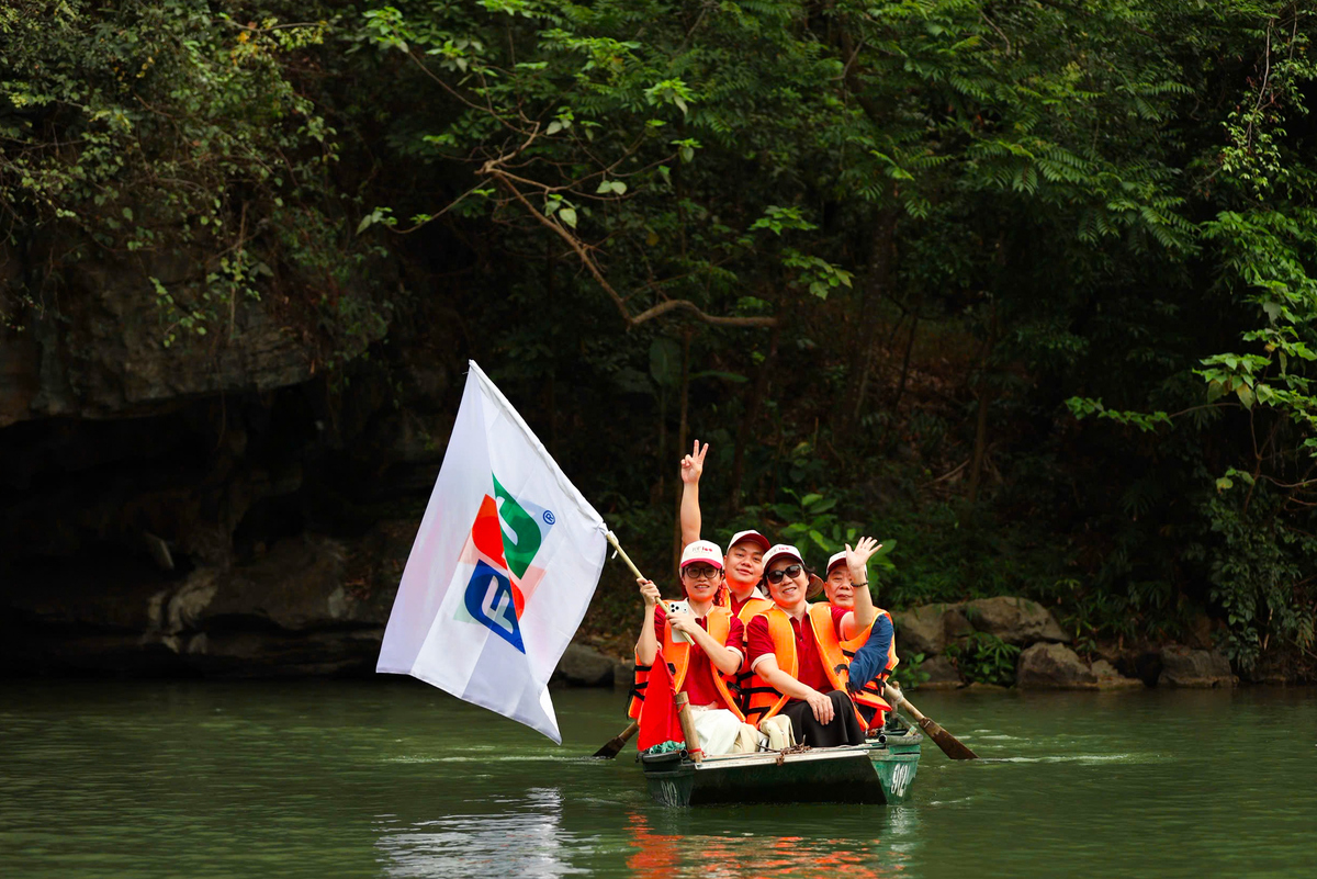 <p class="Normal" dir="ltr" style="text-align:justify;"> Hành trình khám phá di sản Tràng An chính thức bắt đầu, khi đoàn FPT yên vị trên những chiếc đò, chuẩn bị xuôi dòng Tràng An. Dưới sự dẫn dắt của những người lái đò bản địa mộc mạc, cả đoàn len lỏi giữa vùng non nước hữu tình, ngược dòng thời gian để lắng nghe những giai thoại huyền bí gắn liền với triều đại vua Đinh.</p> <p class="Normal" dir="ltr" style="text-align:justify;"> Không chỉ có cảnh sắc, chuyến đi còn là dịp để những thành viên nhà FPT thắt chặt tình cảm gia đình. Anh Trần Thanh Hùng &lpar;FPT Mỹ&rpar; chia sẻ, sau 20 năm gắn bó với FPT, đây là lần đầu tiên anh đưa vợ là chị Hà Nguyễn "ra mắt" đồng nghiệp. "Tôi và vợ ít có dịp đến Ninh Bình, nên lần này thực sự trầm trồ trước cảnh sắc vừa hùng vĩ, vừa nên thơ này. Chuyến đi này chắc chắn sẽ là một kỷ niệm rất đáng nhớ của hai vợ chồng", anh Hùng bộc bạch.</p>