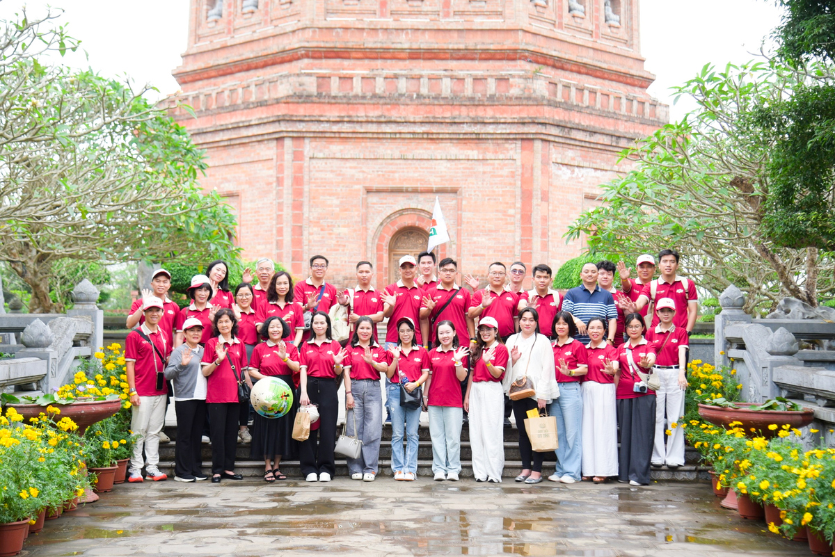 <p class="Normal" dir="ltr" style="text-align:justify;"> Điểm cuối của hành trình khám phá chùa Bái Đính đưa đoàn FPT bước vào lối hành lang dài hun hút, nơi hội tụ 250 pho tượng La Hán với những biểu cảm và tư thế sống động. Từng bước chân thong dong dọc theo dãy hành lang đá dẫn đoàn tiến về Điện Quán Âm.</p> <p class="Normal" dir="ltr" style="text-align:justify;"> Đây cũng điểm tham quan cuối cùng trong chuyến hành trình đong đầy những cảm xúc bình yên và trải nghiệm văn hóa sâu sắc tại vùng đất cố đô.</p>