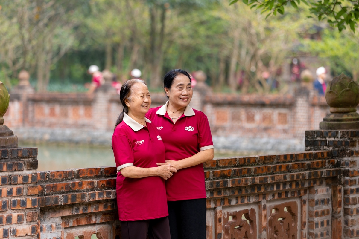 <p class="Normal" dir="ltr" style="text-align:justify;"> Điểm dừng chân đầu tiên trong hành trình là đền thờ thần Cao Sơn - một trong "tứ trấn" linh thiêng của cố đô Hoa Lư. Giữa không gian Ninh Bình trong lành, nơi những ngọn núi đá vôi trầm mặc soi bóng xuống làn nước êm đềm, cả đoàn như sống chậm lại để cảm nhận trọn vẹn sự bình yên hiếm có. Các bậc phụ huynh cùng nhau lưu giữ những bức ảnh bên ngôi đền cổ, tận hưởng trọn vẹn mỗi phút giây trong chuyến đi đặc biệt này.</p>