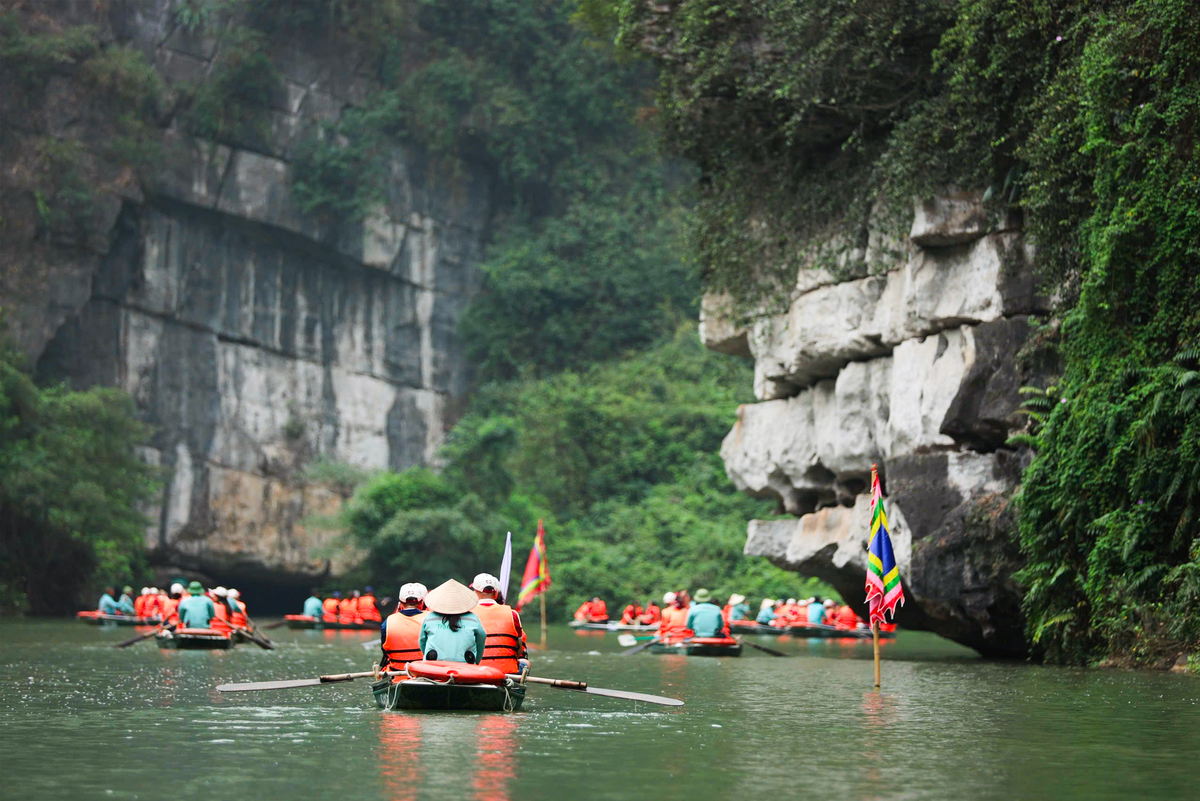 <p class="Normal" dir="ltr" style="text-align:justify;"> Xuôi theo dòng Tràng An xanh biếc và men theo những dãy núi đá nhấp nhô, đoàn lần lượt khám phá hệ thống 4 hang động độc đáo gồm hang Lấm, hang Vạng, hang Thánh Trượt và hang Đại. Hành trình còn đưa các thành viên ghé thăm 3 điểm tâm linh linh thiêng: đền Trình, đền Suối Tiên và Hành cung Vũ Lâm.</p> <p class="Normal" dir="ltr" style="text-align:justify;"> Những vách núi đá vôi sừng sững cùng các hang động sâu thẳm được thiên nhiên "chế tác" tỉ mỉ khiến mọi người trầm trồ. Đoàn đi xuyên hang núi, mọi người được dịp nhìn ngắm sự kỳ diệu của thiên nhiên bên trong hang. Nhịp sống dường như chậm lại, đoàn FPT hòa mình vào thiên nhiên đại ngàn.</p> <p class="Normal" dir="ltr" style="text-align:justify;"> Trong niềm hào hứng lần đầu đặt chân đến Ninh Bình, chú Nguyễn Lớn - phụ huynh của chị Nguyễn Ngọc Quyên &lpar;Giáo dục FPT tại Đà Nẵng&rpar; xúc động chia sẻ: "Tôi thực sự ngỡ ngàng trước cảnh tượng hùng vĩ của quê hương mình. Đây là lần đầu tiên tôi được tận mắt nhìn ngắm vẻ đẹp di sản này, lại càng ý nghĩa hơn khi được đi cùng đoàn FPT. Tôi xin chúc toàn đoàn thật nhiều sức khỏe để tiếp tục tận hưởng những khoảnh khắc bình yên và tươi đẹp của đất nước".</p>