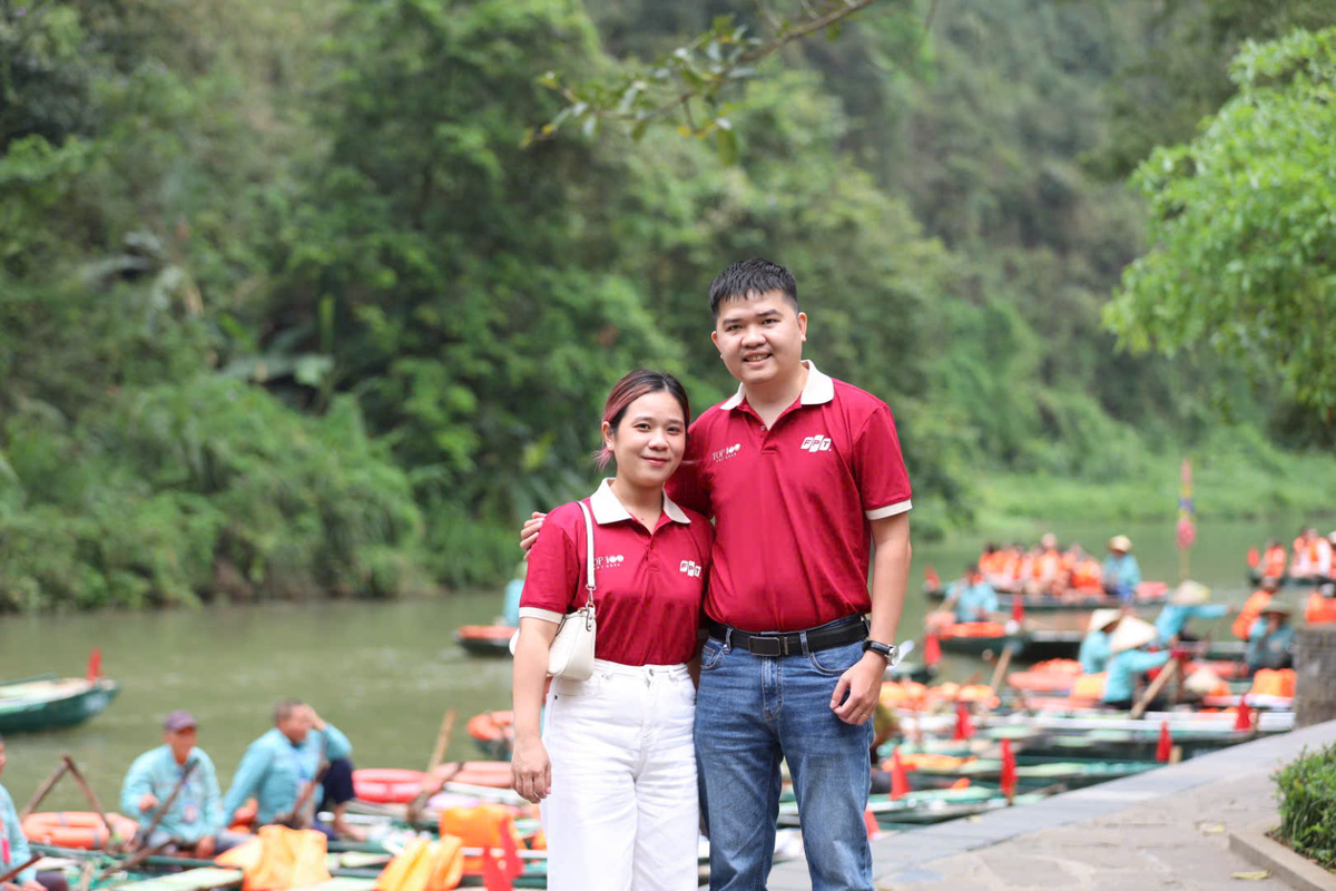 <p class="Normal" dir="ltr" style="text-align:justify;"> Rời hành cung Vũ Lâm, anh Huỳnh Quang Sang &lpar;Viễn thông FPT&rpar; cùng vợ là chị Bạch Dương vẫn chưa hết ngỡ ngàng trước vẻ đẹp của vùng đất cố đô. Vốn là những người yêu thích du lịch biển và ít khi lựa chọn điểm đến là vùng núi, cả hai vợ chồng đều không khỏi bất ngờ trước cảnh sắc tuyệt mỹ của Ninh Bình.</p> <p class="Normal" dir="ltr" style="text-align:justify;"> “Việc lựa chọn các địa điểm tham quan tinh tế đã giúp chúng tôi cảm nhận trọn vẹn hồn cốt của Ninh Bình, có những phút giây sống chậm và thực sự được nghỉ ngơi sau những ngày làm việc hối hả”, chị Bạch Dương bày tỏ.</p>