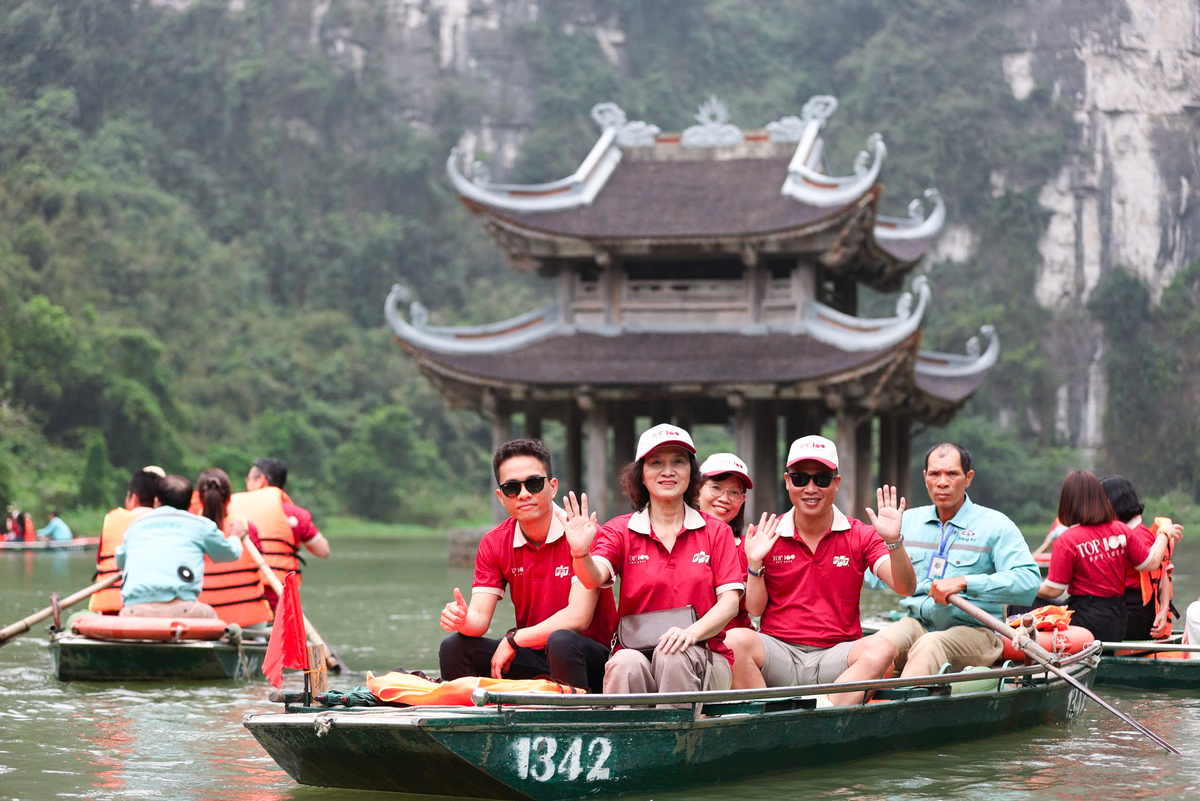 <p class="Normal" style="text-align:justify;"> Hành cung Vũ Lâm cũng chính là điểm kết thúc đầy cảm xúc cho chuyến khám phá Tràng An. Tại đây, giữa không gian kỳ vĩ của di sản, đoàn tham quan đã cùng nhau chụp bức ảnh lưu niệm tập thể, ghi lại những nụ cười rạng rỡ và khoảnh khắc gắn kết đáng nhớ của Top 100 FPT 2025.</p>