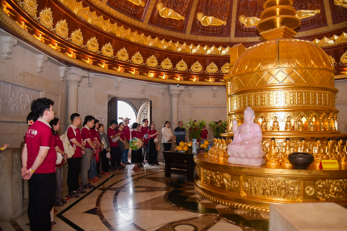 <p class="Normal" dir="ltr" style="text-align:justify;"> Tiết trời mát mẻ, nhiều mây hòa cùng không gian thoáng đãng, yên tĩnh của khuôn viên chùa đã giúp đoàn tận hưởng sự thoải mái trong tinh thần.</p> <p class="Normal" dir="ltr" style="text-align:justify;"> Lộ trình di chuyển của đoàn được sắp xếp tinh tế, đi qua những điểm cốt lõi nhất của quần thể Bái Đính: từ cổng Tam Quan uy nghiêm, dâng hương tại điện Giáo Chủ, điện Tam Thế, cho đến những giây phút thư giãn quý giá với liệu pháp ngâm chân thảo dược và thưởng thức trà kim cúc. Hành trình tiếp nối bằng việc vãn cảnh chùa cổ trầm mặc, ghé thăm Bảo tháp, chiêm bái các vị La Hán và kết thúc tại điện Quán Âm từ bi.</p>