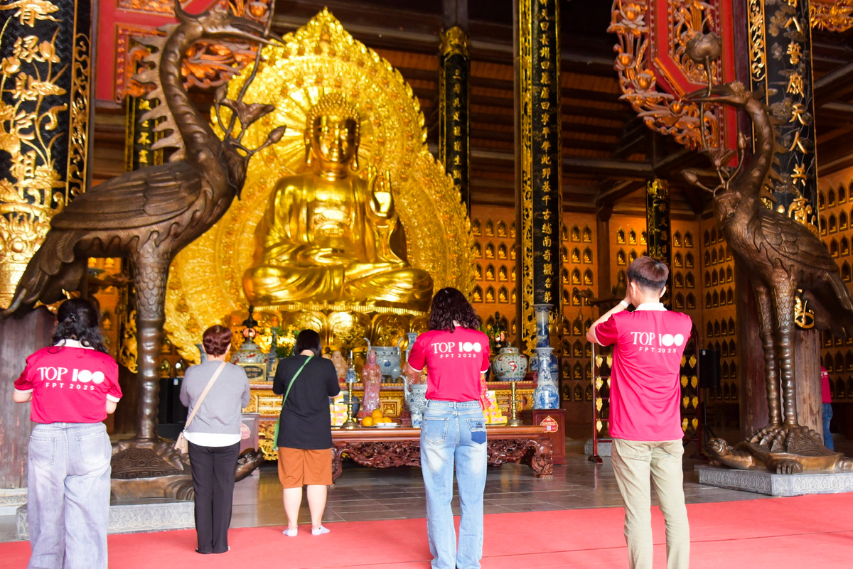 <p class="Normal" dir="ltr" style="text-align:justify;"> Tại điện thờ, đoàn Top 100 và người thân đã dâng hương và kính lễ trước tôn tượng Đức Phật Thích Ca Mâu Ni. Trong không gian tĩnh lặng và trang nghiêm, mỗi thành viên đều thành tâm cúi đầu, tìm về sự thư thái và an yên trong tâm hồn.</p> <p class="Normal" dir="ltr" style="text-align:justify;"> Pho tượng Đức Phật Thích Ca Mâu Ni tại chùa Bái Đính hiện đang nắm giữ kỷ lục là tượng Phật bằng đồng dát vàng lớn nhất châu Á. Sự kỳ vĩ của bức tượng không chỉ khiến du khách trầm trồ về mặt kiến trúc, mà còn tạo nên một luồng năng lượng chở che cho đoàn hành hương trong suốt chuyến đi.</p>