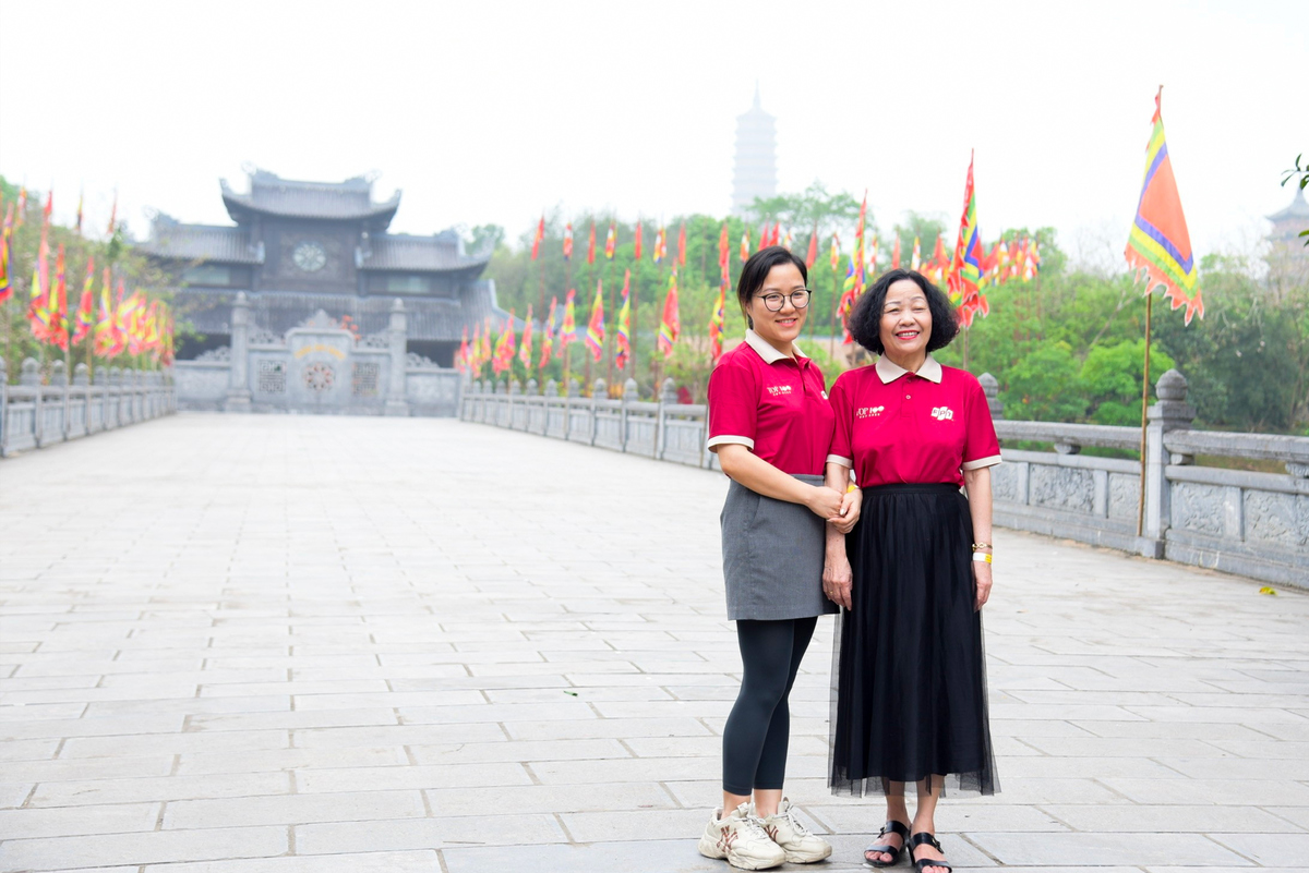 <p class="Normal" style="text-align:justify;"> Phần lớn các thành viên lựa chọn hành trình chiêm bái chùa Bái Đính đều đi cùng các bậc phụ huynh.<br /> <br /> Trong đoàn hành hương về chùa Bái Đính, bác Dư Thị Mai Lâm - phụ huynh chị Lê Thị Mai Anh, là một trong những người am tường về nơi này. Với bác, đây không chỉ là một chuyến du lịch mà còn là hành trình tìm về sự thanh tịnh trong tâm hồn. Bác chia sẻ mình đã đến Bái Đính khoảng 5 lần, từ những chuyến đi lễ đầu năm, dẫn đoàn cùng Hội Phụ nữ. “Chùa vẫn là điểm đến chính trong các chuyến đi, vì sự linh thiêng và mọi người đều mong muốn được thành tâm chiêm bái tại ngôi chùa này”, bác Mai Lâm chia sẻ.</p>