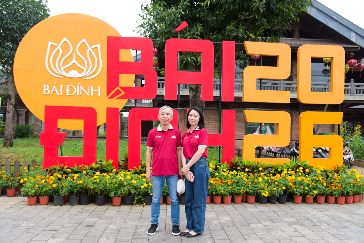 <p class="Normal" dir="ltr" style="text-align:justify;"> Bên cạnh tour khám phá Tràng An, các thành viên trong đoàn Top 100 lựa chọn điểm đến là ngôi chùa Bái Đính linh thiêng.</p> <p class="Normal" dir="ltr" style="text-align:justify;"> Nằm trong Quần thể danh thắng Tràng An, Bái Đính không chỉ là quần thể chùa Phật giáo lớn nhất Việt Nam mà còn mang tầm vóc khu vực Đông Nam Á. Đây là trung tâm văn hóa, tâm linh nổi tiếng, nơi mỗi năm thu hút hàng triệu du khách và Phật tử đến chiêm bái, tìm về sự thanh tịnh giữa không gian kiến trúc đồ sộ và uy nghiêm.</p> <p class="Normal" dir="ltr" style="text-align:justify;"> Trong không gian thanh tịnh của ngày rằm, chuyến đi không chỉ là dịp tham quan mà còn là cơ hội để những người con dành trọn thời gian bên cha mẹ.</p> <p class="Normal" dir="ltr" style="text-align:justify;"> Chị Trương Thị Hương Thủy &lpar;Phần mềm FPT&rpar; chia sẻ, việc được đồng hành bố trong chuyến đi này mang lại một trải nghiệm vô cùng ý nghĩa: "Đi chùa vào ngày rằm giúp tâm trí được thanh tịnh hơn. Mình cầu mong những điều tốt đẹp nhất đến với gia đình. Cùng bố đến chùa, ước nguyện cho người thân và bản thân, là trải nghiệm vô cùng ý nghĩa với mình”.</p>