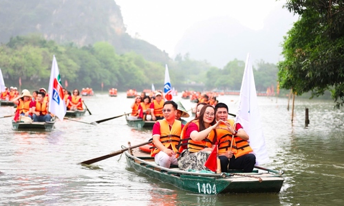 Top 100 FPT 2025 tìm ‘điểm chạm’ tâm hồn ở Bái Đính - Tràng An