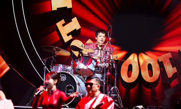 CEO FPT chơi trống cho tiết mục Rock 100