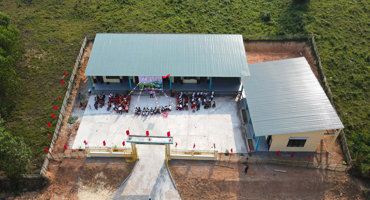 <p class="Normal"> <span>Xã biên giới Thượng Trạch có diện tích 1.095 km2, gồm 20 bản với trên 3.717 người. Trong đó 569 hộ nghèo, 14 hộ cận nghèo, hầu hết là đồng bào Bru Vân Kiều, Chứt. Xã có 3/4 diện tích là núi cao, giao thông đi lại khó khăn, điều kiện kinh tế, văn hóa, xã hội còn gặp nhiều hạn chế.</span></p>